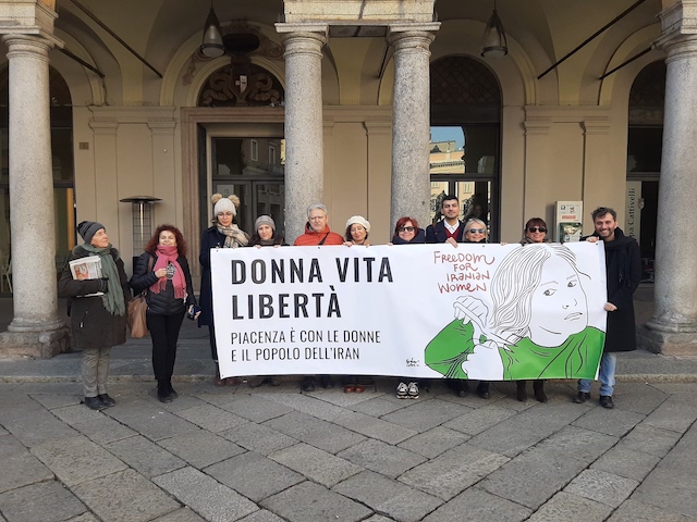 donna vita libertà Piacenza striscione