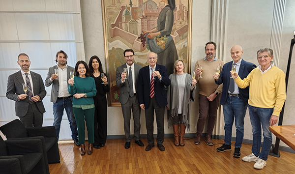 Foto di gruppo con brindisi per i partecipanti allincontro in Sala Ricchetti