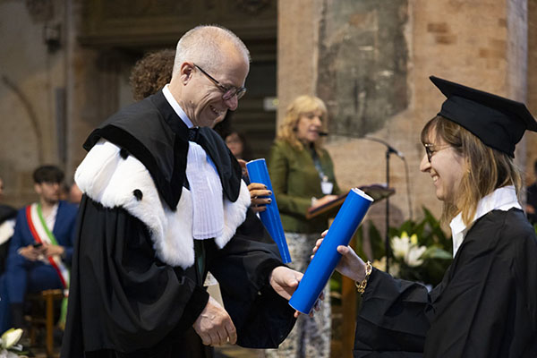 Il Preside Cocconcelli con una laureata