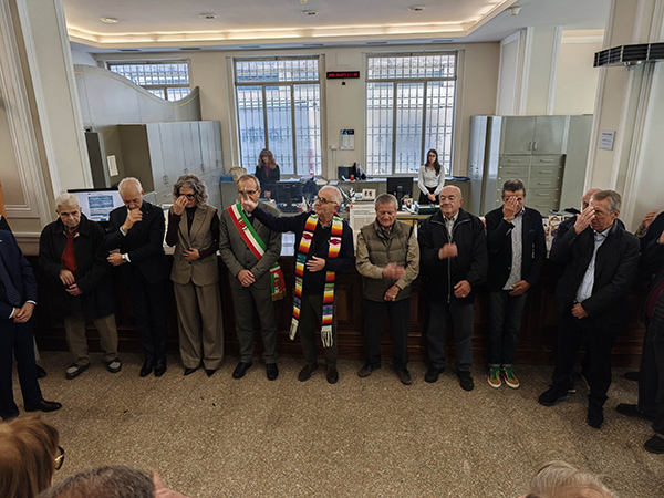 Il parroco don Giuseppe Illica impartisce la benedizione