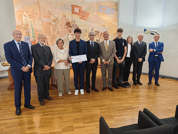 Lo studente premiato con i giurati i vertici della Banca i famigliari