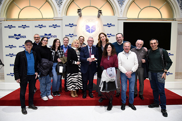 Danilo Anelli con i soci della Famiglia Piasinteina