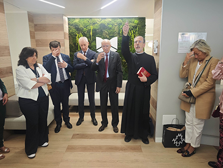 Don Matteo Baraldi ha benedetto i locali