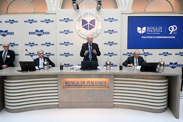 Il presidente Giuseppe Nenna al tavolo con il vicepresidente Domenico Capra e il direttore generale e a.d. Angelo Antoniazzi