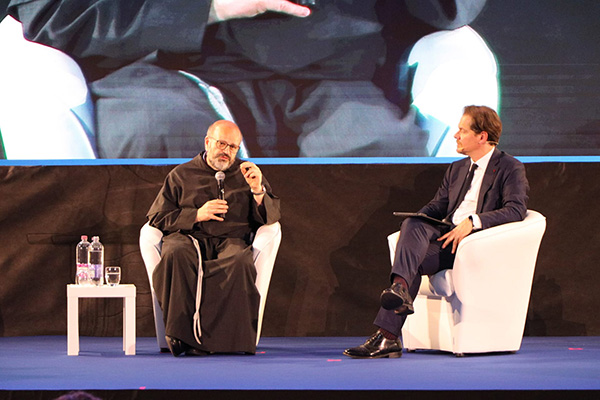padre benanti con il giornalista bignami.2jpg