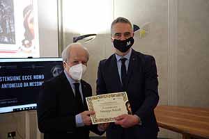 Giuseppe Balordi premiato da Pietro Boselli