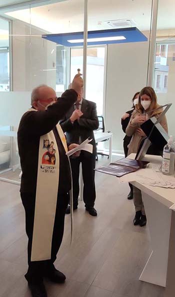 Il parroco don Cacchioli benedece i locali della nuova Agenzia di via Conciliazione